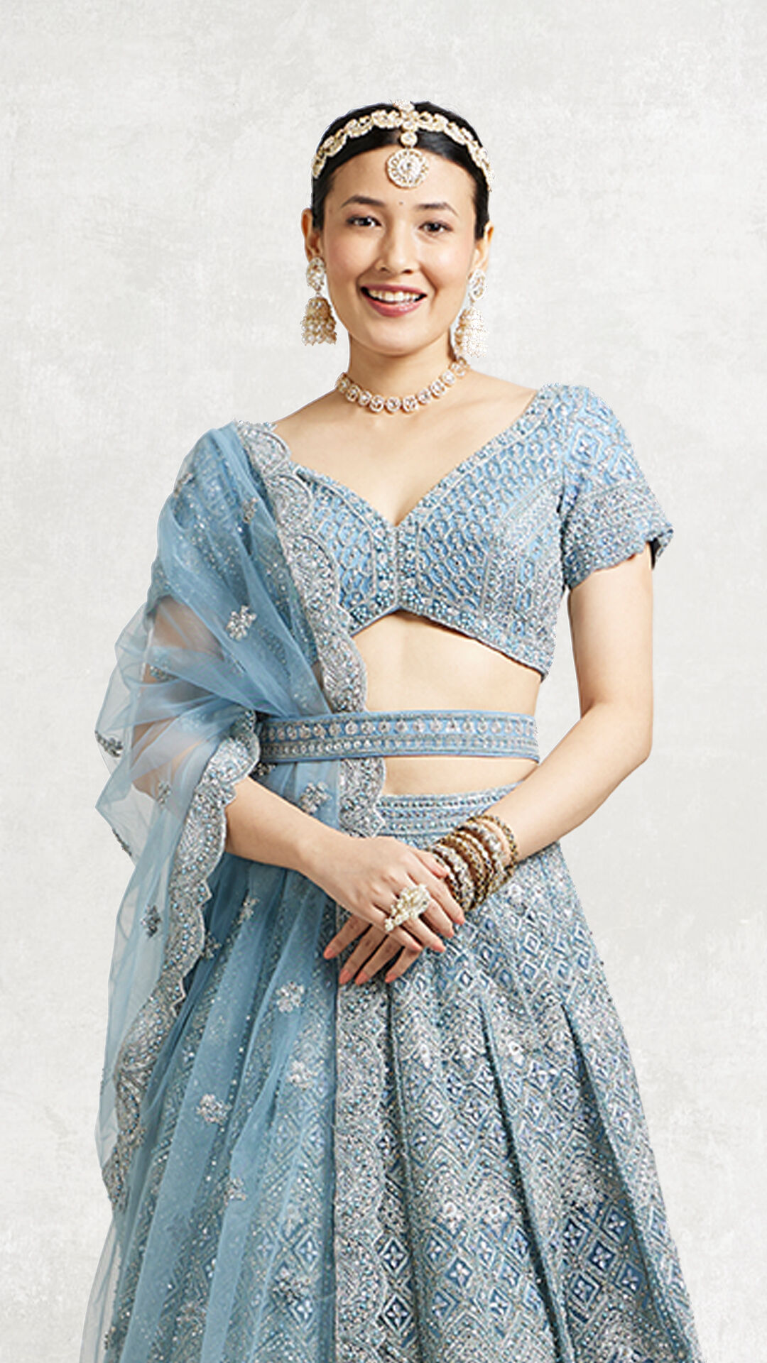 A bride wearing modern mangtikka 
